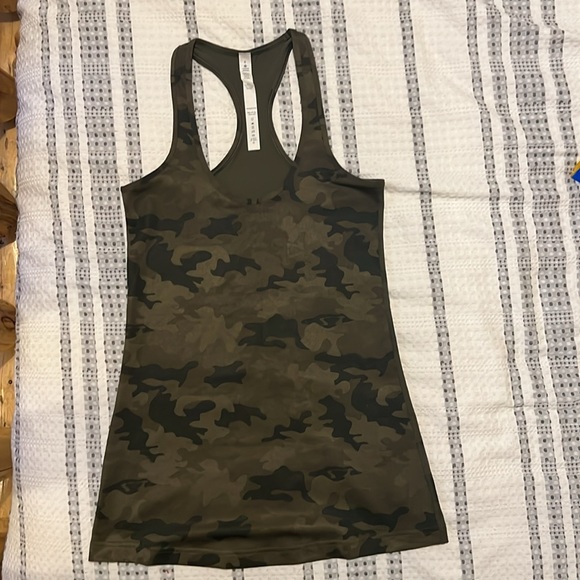 BNWOT Lululemon size 4 racerback tank - Picture 2 of 3